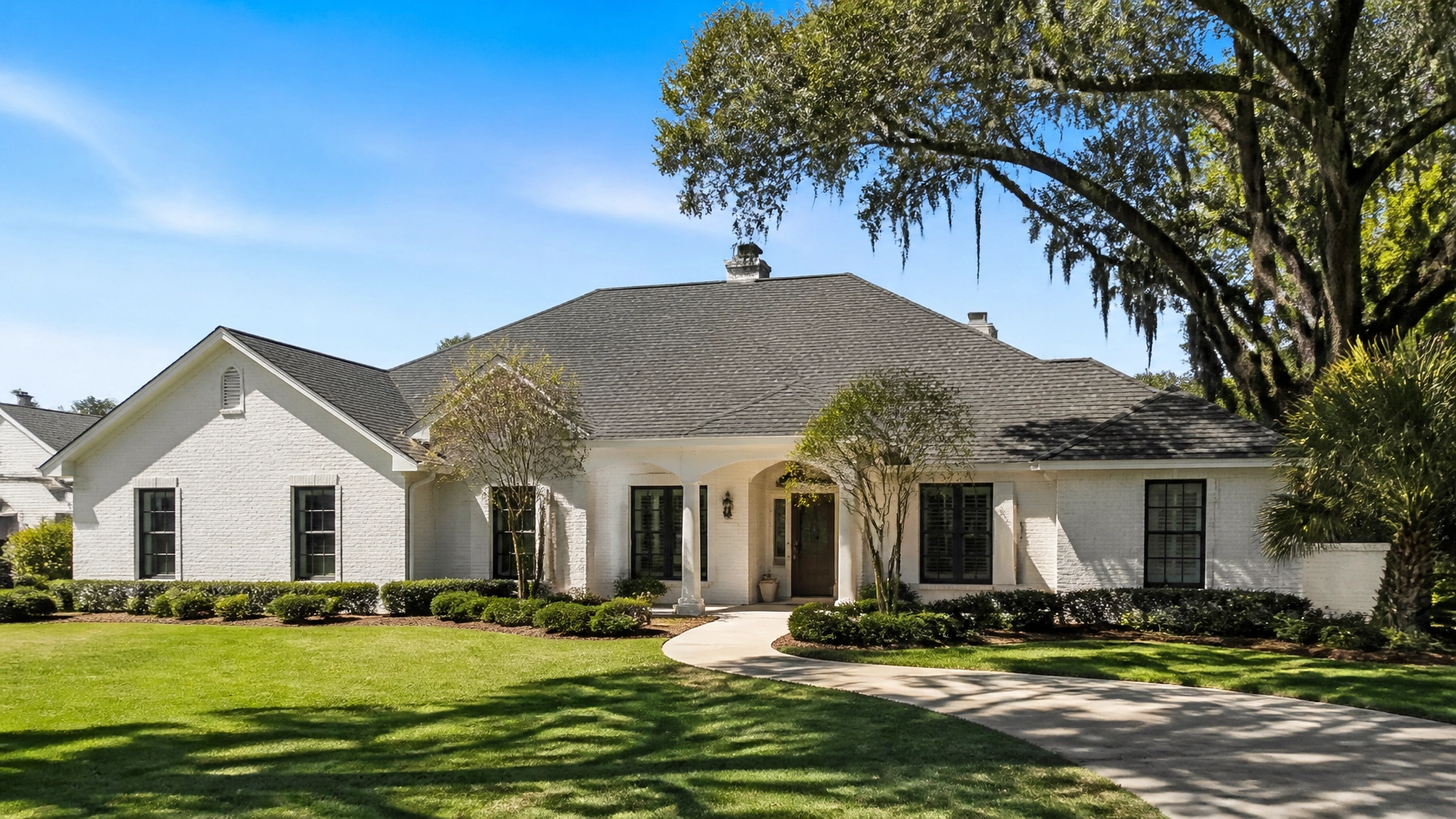 How to Choose the Best Local Roofer in Mobile (Compared to “Storm Chaser” Red Flags)